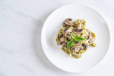 Mantarlı ıspanak fettuccine