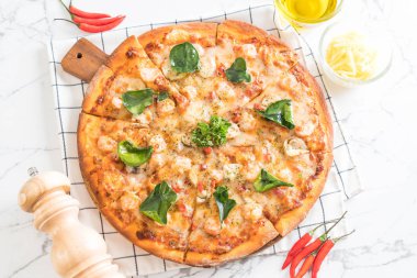 Baharatlı karides (Tom Yum) pizza