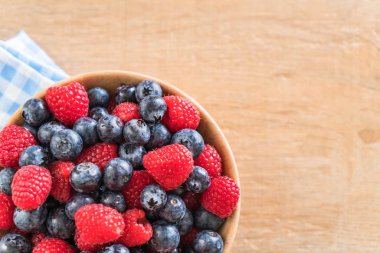 taze yaban mersini ve rasberry 