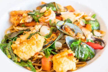 tavada kızartılmış Baharatlı deniz mahsulleri spagetti