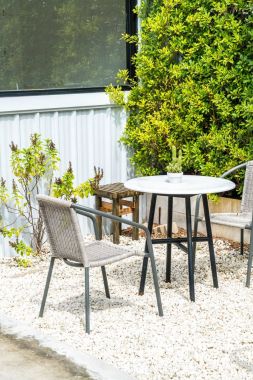 Boş masa ve sandalye 