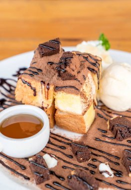 vanilyalı dondurma ve çikolata kek ile tost ekmeği