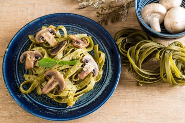 Mantarlı ıspanak fettuccine