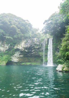 Jeju adasında Cheonjiyeon şelaleler