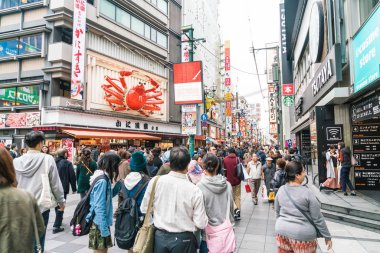 Osaka, Japonya - 19 Kasım 2016: Bir grup insan shopp için yürüyüş