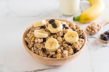 Granola muz, Kuru üzüm ve süt ile 