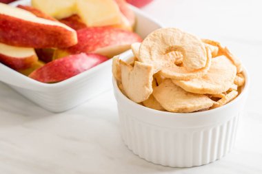 Kurutulmuş elma cips