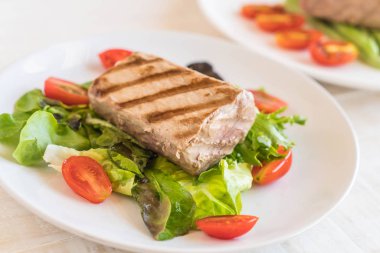 Tuna biftek salatası ile