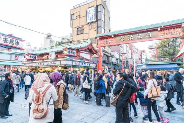 Toyko, Japonya - 28 Kasım 2016: turist yürümek Nakamise Dori se üzerinde