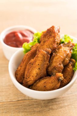 Kızarmış tavuk kanadı.