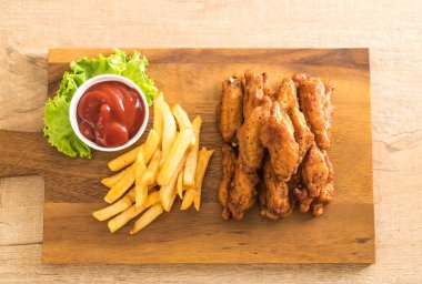 Kızarmış tavuk kanadı.