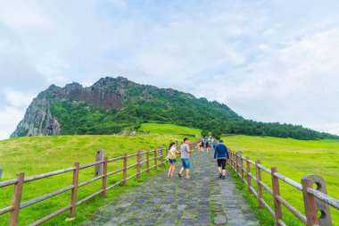 Jeju, Kore - 9 Temmuz 2017: turist Seongaksan Mounta ziyaret