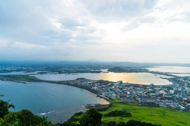 Jeju şehir manzarası görünümünden Seongsan Ilchulbong, Jeju Adası.