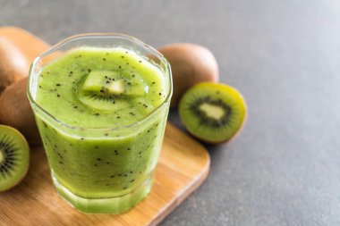 Sağlıklı taze kivi smoothie cam