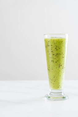 Sağlıklı taze kivi smoothie cam