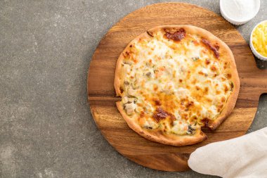 Kremalı mantarlı pizza