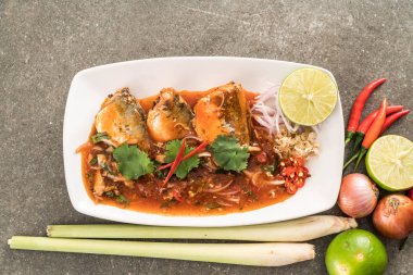 Baharatlı uskumru salatası