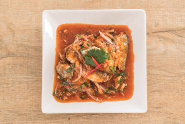 Baharatlı uskumru salatası