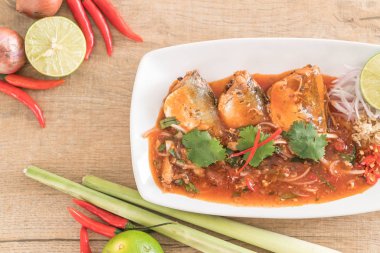 Baharatlı uskumru salatası