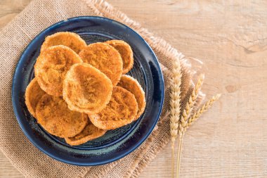 kurutulmuş rendelenmiş domuz etinin pirinç kraker