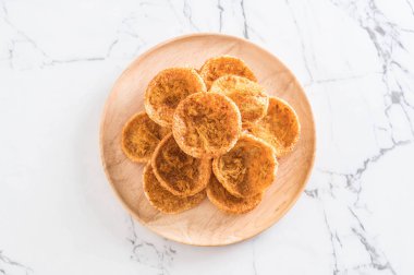 kurutulmuş rendelenmiş domuz etinin pirinç kraker