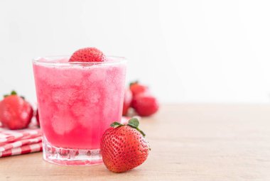 taze çilek smoothie 