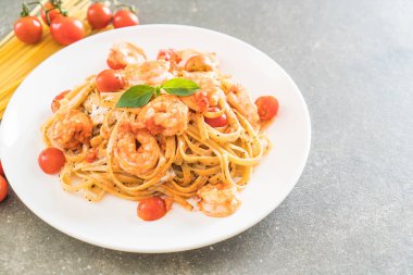 Spagetti karides, domates, fesleğen ve peynir ile 