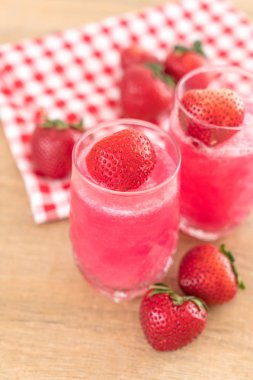 taze çilek smoothie 