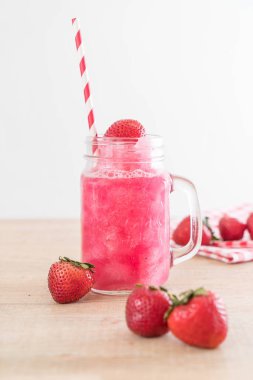 taze çilek smoothie 