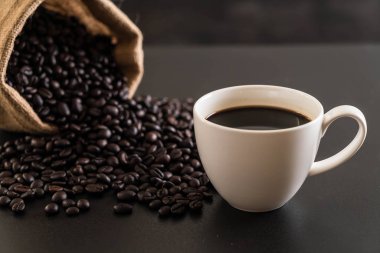 Kahve fincanı ve fasulye