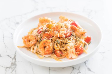 Spagetti karides, domates, fesleğen ve peynir ile 