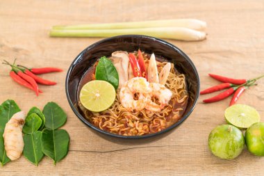 Karidesli baharatlı hazır şehriye çorbası.