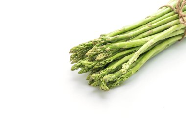 Taze kuşkonmaz beyaza izole edilmiş 