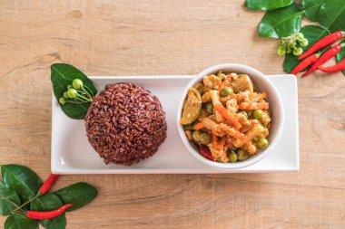 Domuz eti ve berry pirinç Panaeng köri