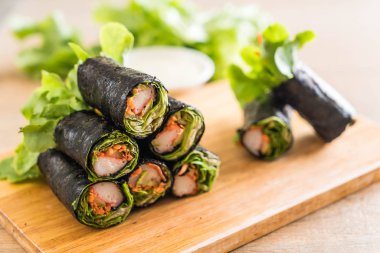 Yosun Salata rulo Yengeç sopa ile