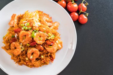 Kore baharatlı sos ve karides kızarmış pilav