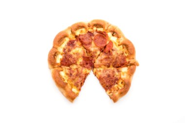 Beyaz zemin üzerine ev yapımı biberli Pizza 