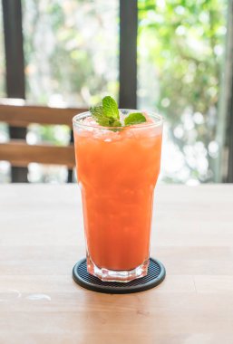 buzlu çilek ve portakal suyu