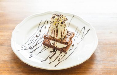 vanilyalı dondurma ile çikolatalı kek