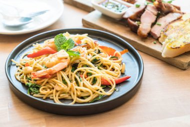 karides tavada kızartılmış acılı spagetti 