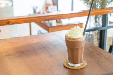 Kremalı çikolatalı milkshake.