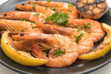 Sarımsaklı ve limonlu kızarmış karides.