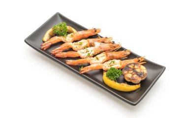 Sarımsaklı ve limonlu kızarmış karides.