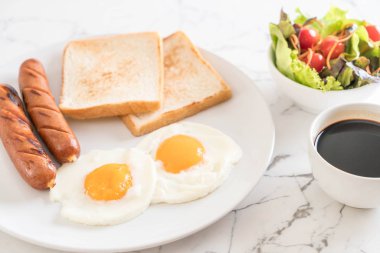 sosis ve ekmek ile kızarmış yumurta