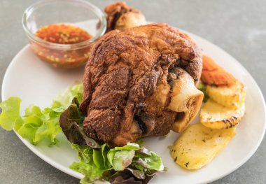 Gevrek domuz knuckle veya Alman domuz Hocks