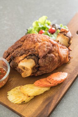 Gevrek domuz knuckle veya Alman domuz Hocks