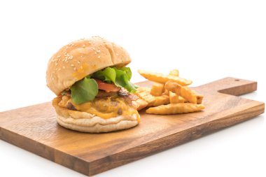 Ev yapımı taze lezzetli hamburger üzerinde beyaz backg izole Close-Up