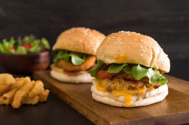 Ev yapımı taze lezzetli burger Close-Up 