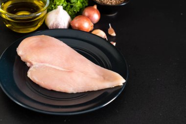 Taze çiğ tavuk filetosu.