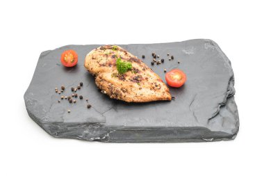 Kayrak plaka üzerinde ızgara tavuk fileto